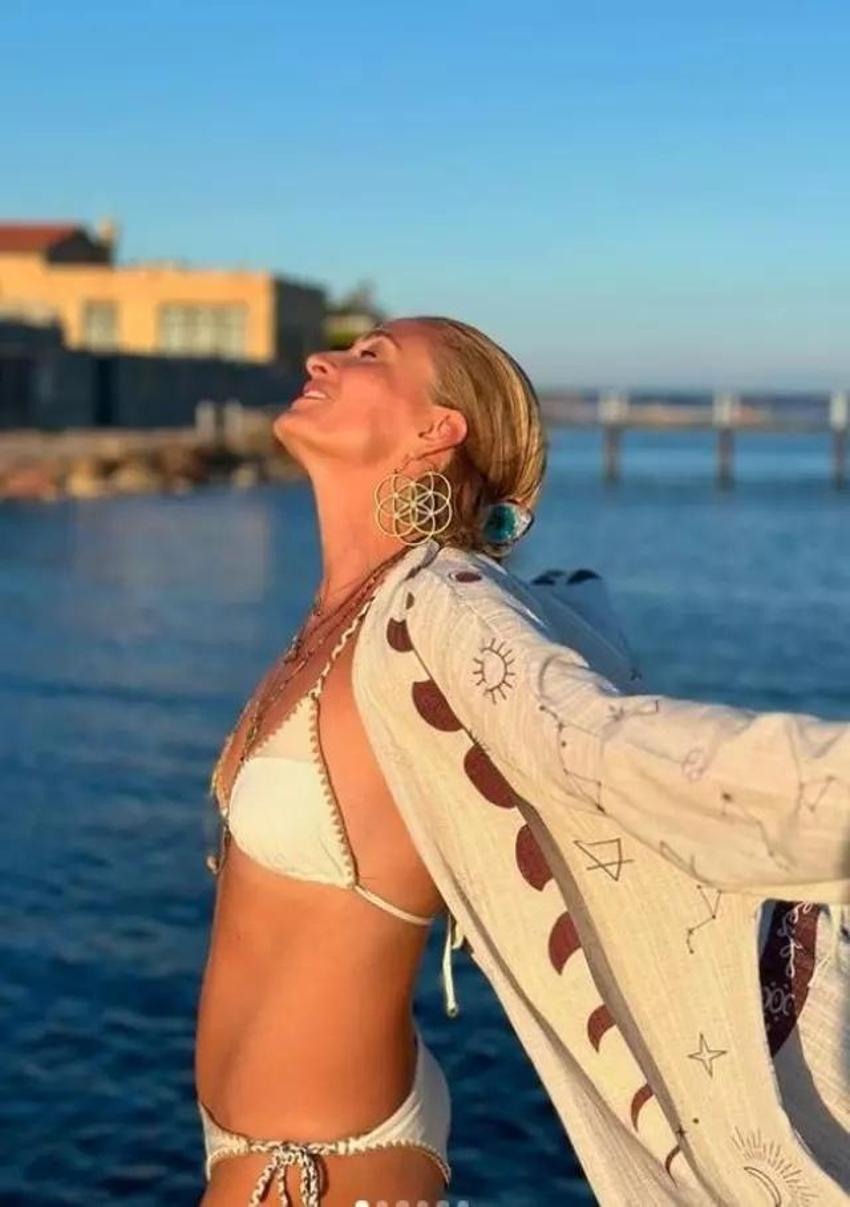 Eti böreği bıraktı, incecik kaldı! Ceyda Düvenci son halini bikinili pozlarla paylaştı