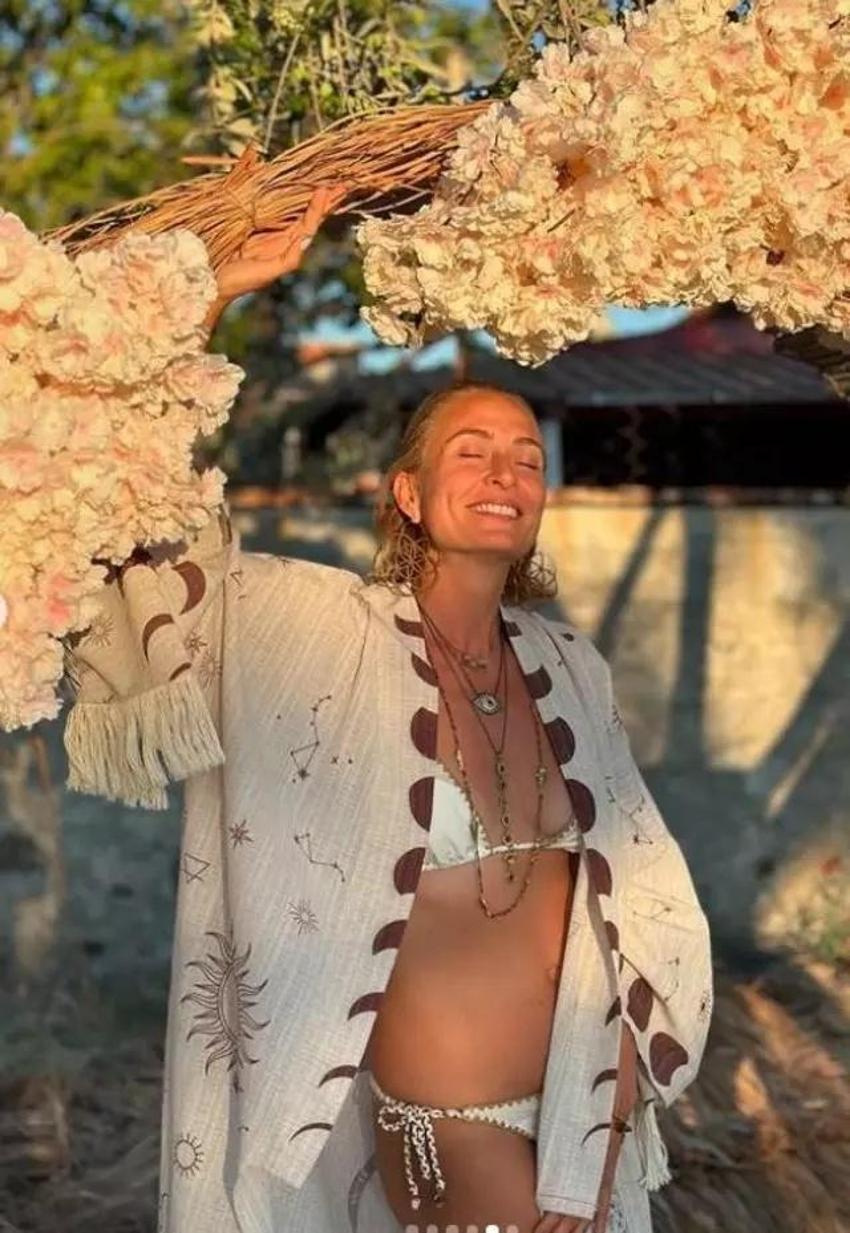 Eti böreği bıraktı, incecik kaldı! Ceyda Düvenci son halini bikinili pozlarla paylaştı