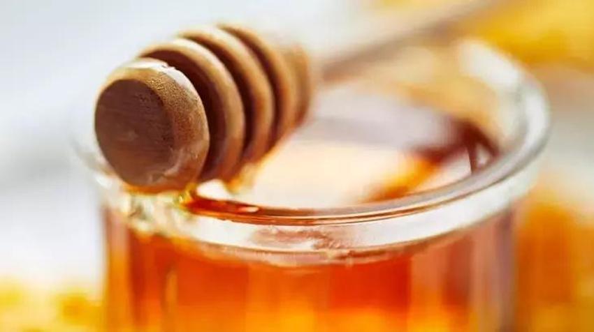 Saçlar parlak görünsün diye şampuana para dökmeyin! Işıldatan sır saç kremiyle balda yatıyor