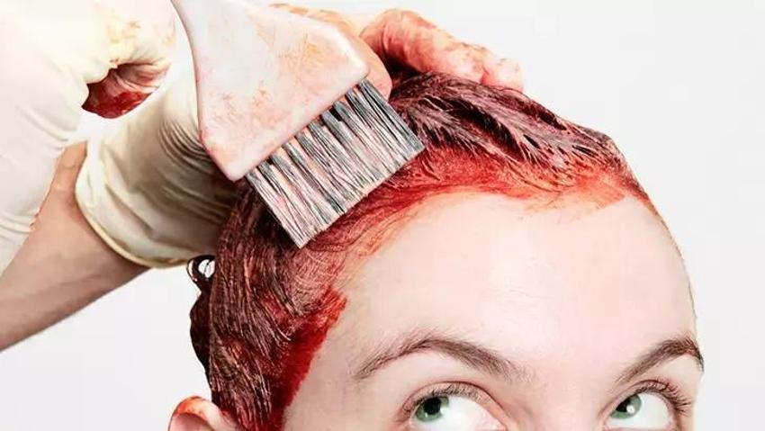 Evde saç boyamak bu tüyoyla çok basit! Yüze bulaşan boyayı bir çırpıda çıkarıyor