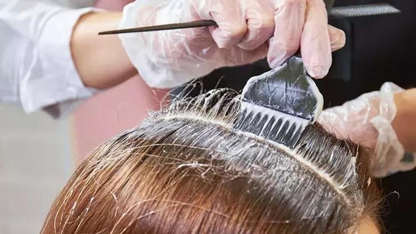 Evde saç boyamak bu tüyoyla çok basit! Yüze bulaşan boyayı bir çırpıda çıkarıyor