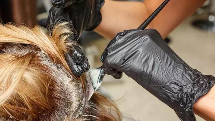 Evde saç boyamak bu tüyoyla çok basit! Yüze bulaşan boyayı bir çırpıda çıkarıyor