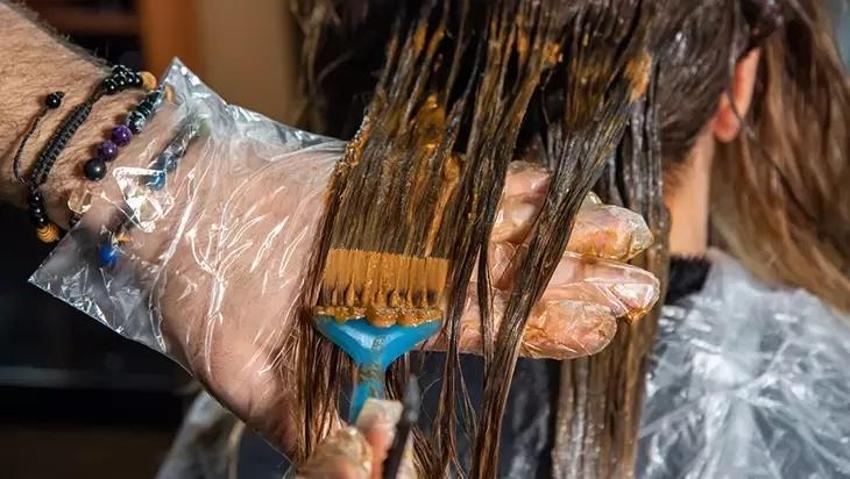 Evde saç boyamak bu tüyoyla çok basit! Yüze bulaşan boyayı bir çırpıda çıkarıyor