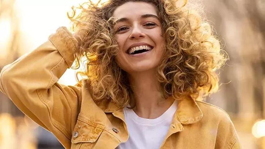 Evde saç boyamak bu tüyoyla çok basit! Yüze bulaşan boyayı bir çırpıda çıkarıyor