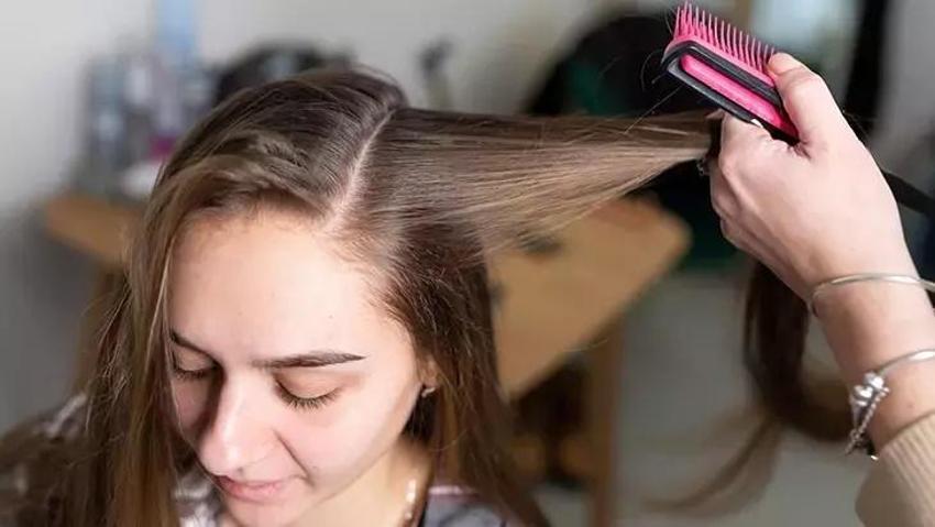 Evde saç boyamak bu tüyoyla çok basit! Yüze bulaşan boyayı bir çırpıda çıkarıyor