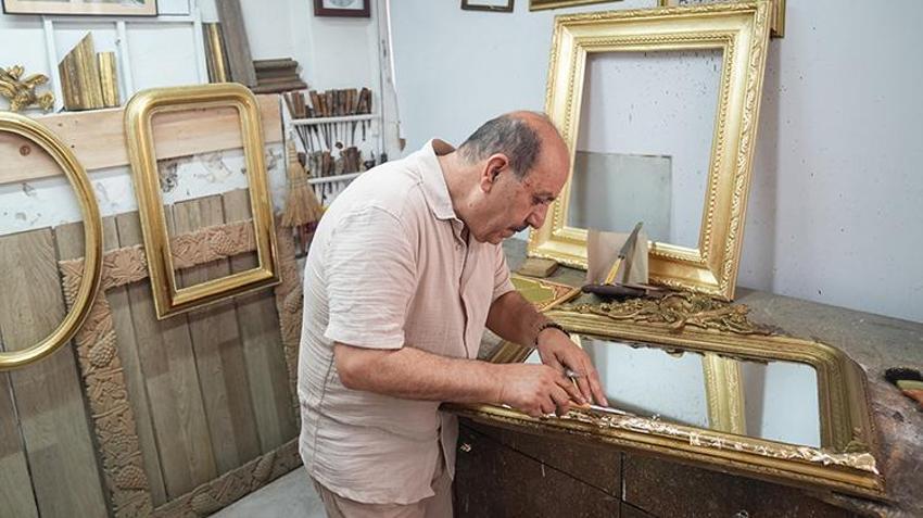 12 yaşından beri ahşapları nakış gibi işliyor: İstanbul'un son varak ustası yetiştirecek çırak bulamıyor
