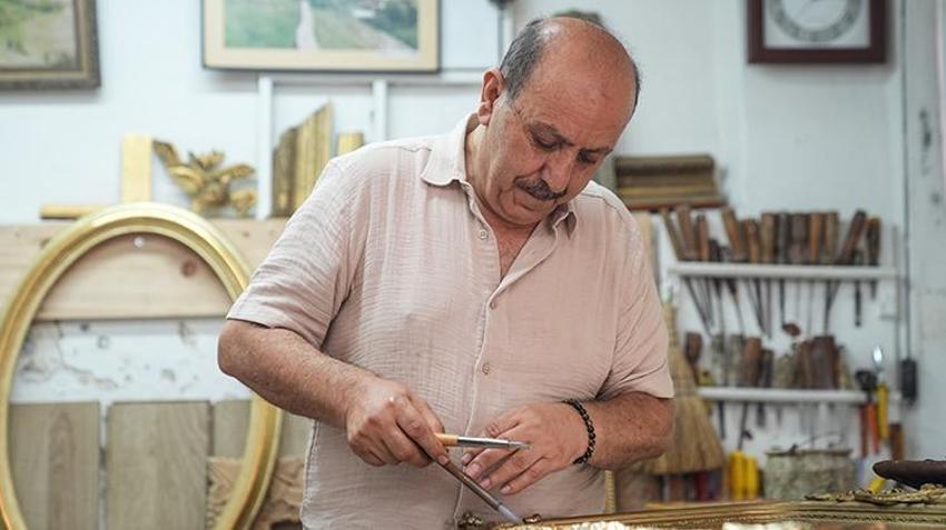 12 yaşından beri ahşapları nakış gibi işliyor: İstanbul'un son varak ustası yetiştirecek çırak bulamıyor