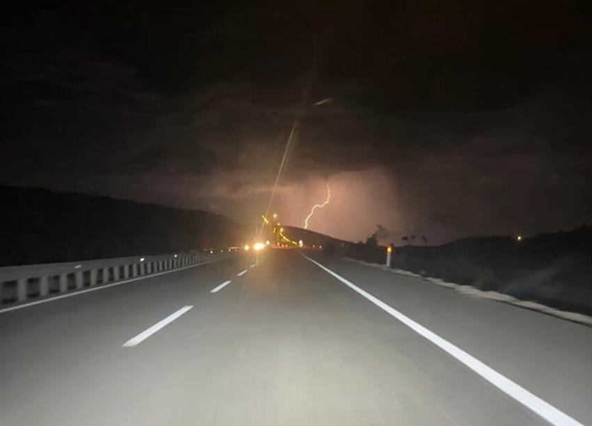 Meteoroloji 18 ili tek tek uyardı: Gök gürültülü sağanak yağışlar ve kuvvetli rüzgar geliyor
