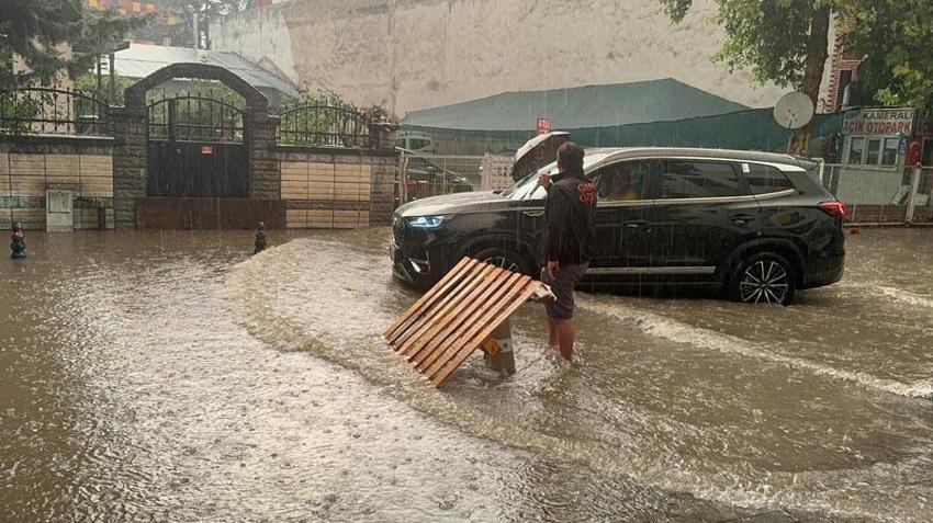 Meteoroloji 18 ili tek tek uyardı: Gök gürültülü sağanak yağışlar ve kuvvetli rüzgar geliyor