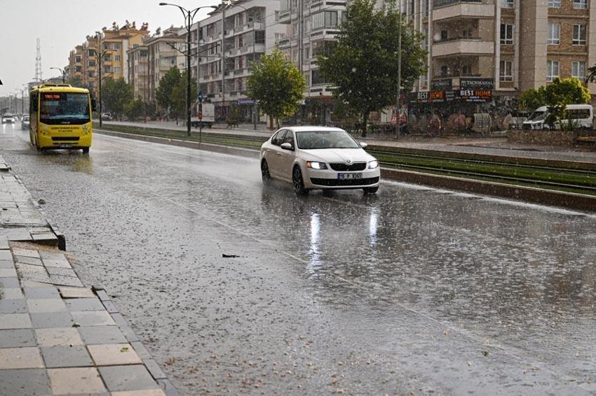 Meteoroloji 18 ili tek tek uyardı: Gök gürültülü sağanak yağışlar ve kuvvetli rüzgar geliyor