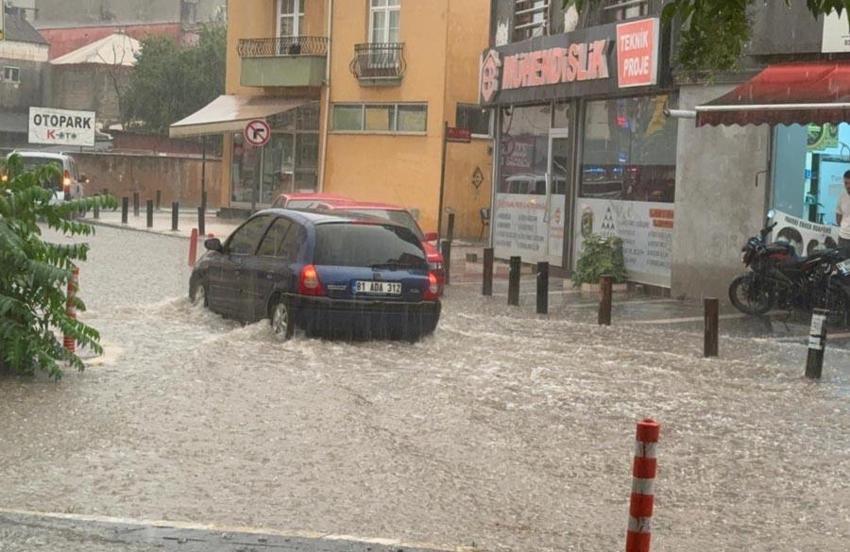 Meteoroloji 18 ili tek tek uyardı: Gök gürültülü sağanak yağışlar ve kuvvetli rüzgar geliyor