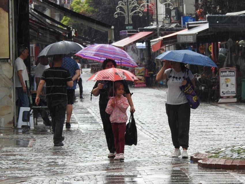 Gök gürültülü sağanak yağışlar ve kuvvetler rüzgar yurdu serinletiyor! Meteoroloji su taşkını ve sele karşı illeri tek tek uyardı