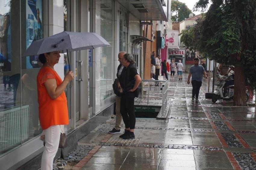 Gök gürültülü sağanak yağışlar ve kuvvetler rüzgar yurdu serinletiyor! Meteoroloji su taşkını ve sele karşı illeri tek tek uyardı