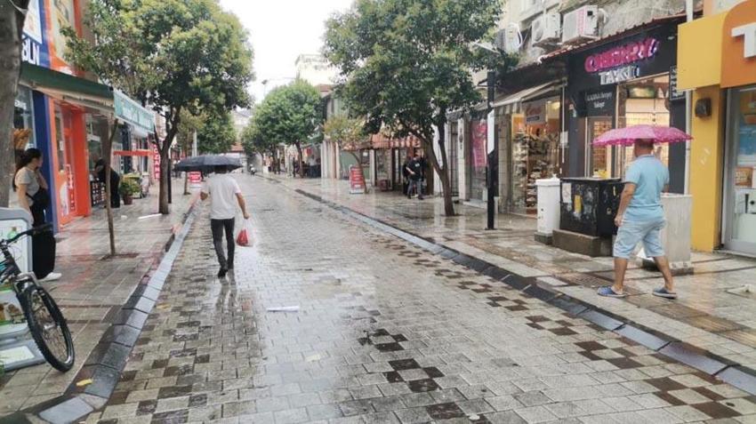 Gök gürültülü sağanak yağışlar ve kuvvetler rüzgar yurdu serinletiyor! Meteoroloji su taşkını ve sele karşı illeri tek tek uyardı