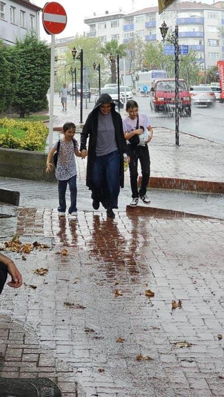 Gök gürültülü sağanak yağışlar ve kuvvetler rüzgar yurdu serinletiyor! Meteoroloji su taşkını ve sele karşı illeri tek tek uyardı