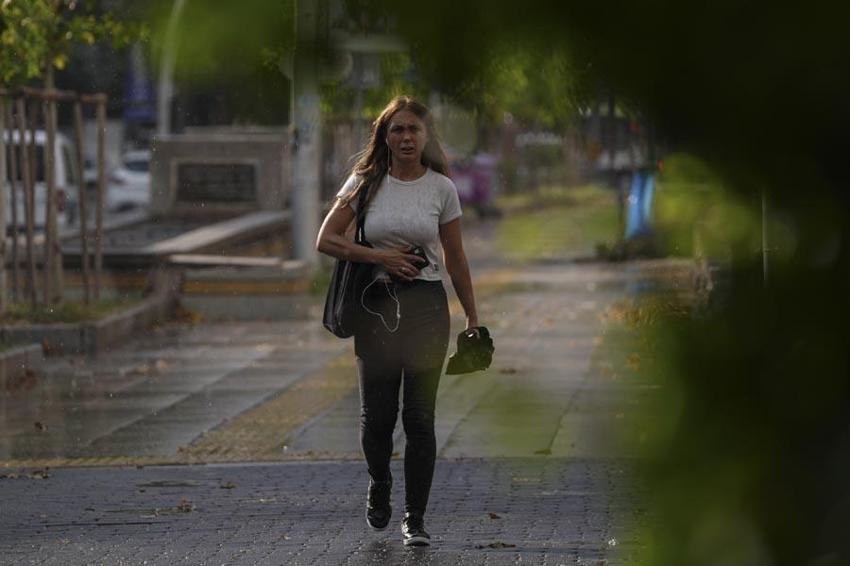 Gök gürültülü sağanak yağışlar ve kuvvetler rüzgar yurdu serinletiyor! Meteoroloji su taşkını ve sele karşı illeri tek tek uyardı
