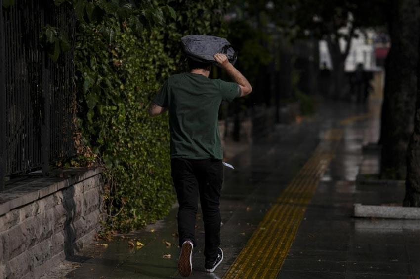 Gök gürültülü sağanak yağışlar ve kuvvetler rüzgar yurdu serinletiyor! Meteoroloji su taşkını ve sele karşı illeri tek tek uyardı