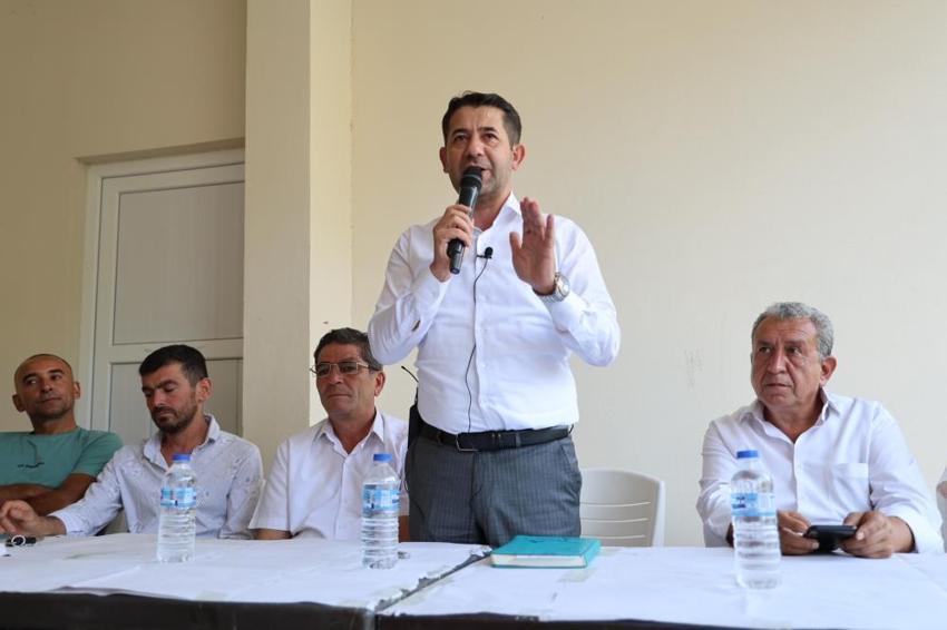 Katır ve eşeklerle su çeken mahallelinin sorununu çözmek için kolları sıvadı