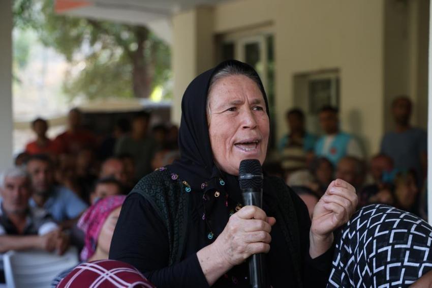Katır ve eşeklerle su çeken mahallelinin sorununu çözmek için kolları sıvadı