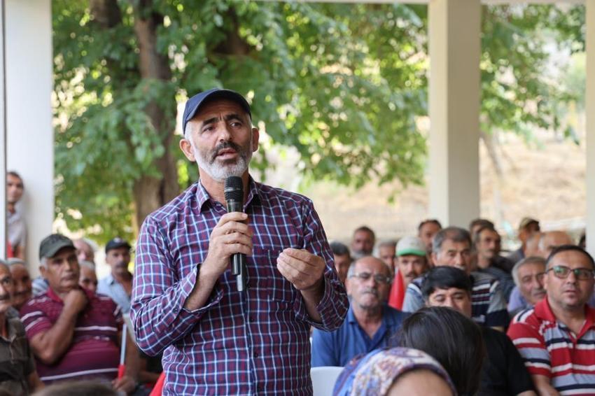 Katır ve eşeklerle su çeken mahallelinin sorununu çözmek için kolları sıvadı