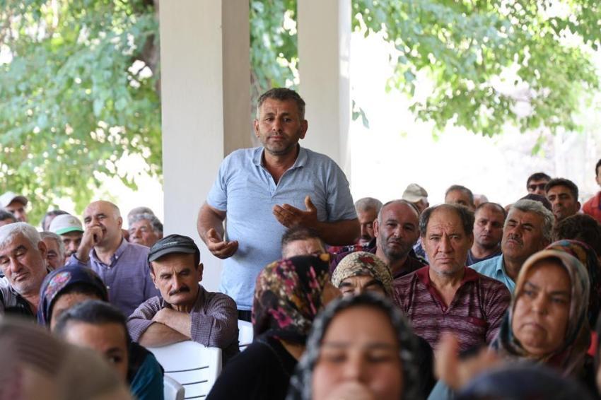 Katır ve eşeklerle su çeken mahallelinin sorununu çözmek için kolları sıvadı