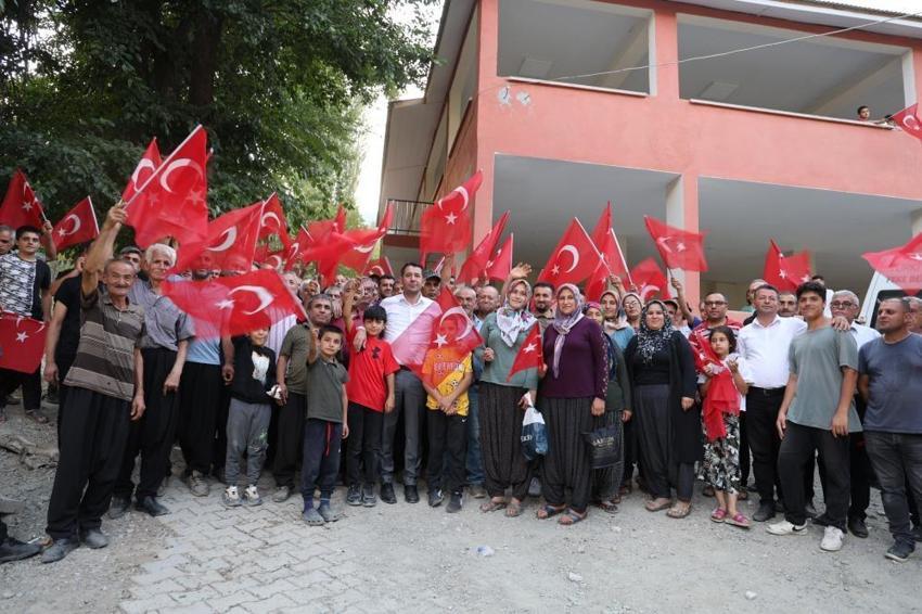 Katır ve eşeklerle su çeken mahallelinin sorununu çözmek için kolları sıvadı