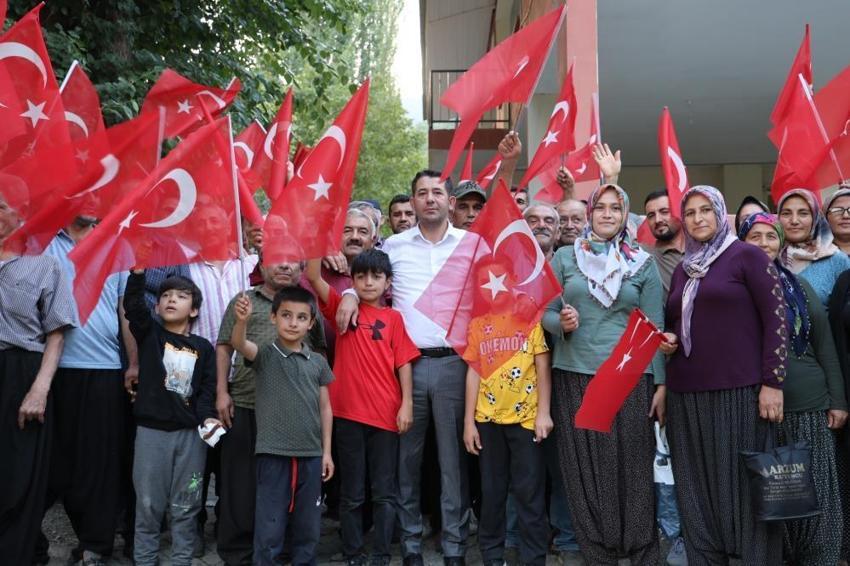 Katır ve eşeklerle su çeken mahallelinin sorununu çözmek için kolları sıvadı