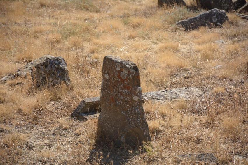 Bu köyde 600 şehidin mezarı var! Evlerinin avlusunda 103 yıllık şehit yatıyor