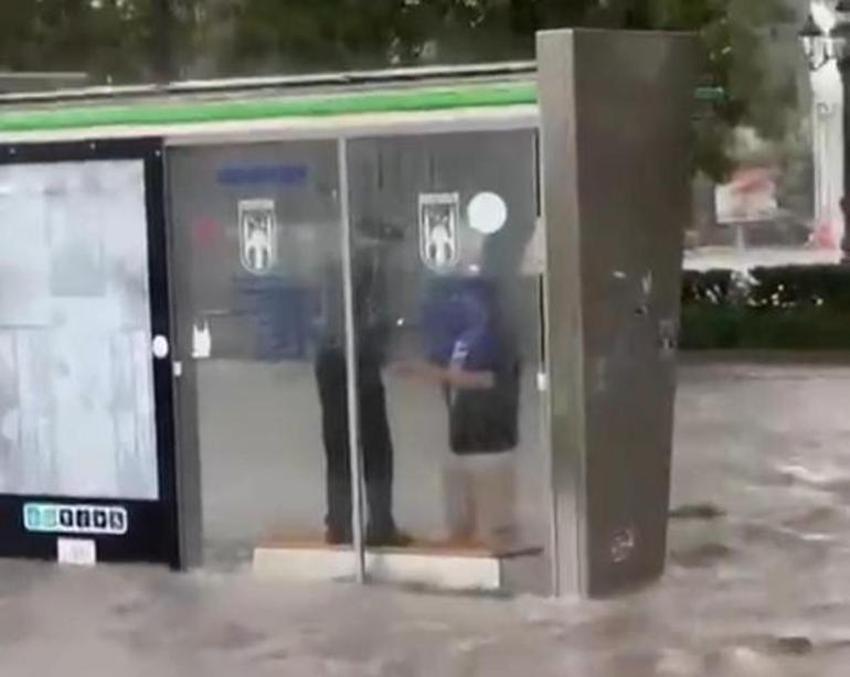 Meteoroloji'den birçok il için alarm verildi! Yollar göle döndü, ev ve iş yerlerini su bastı
