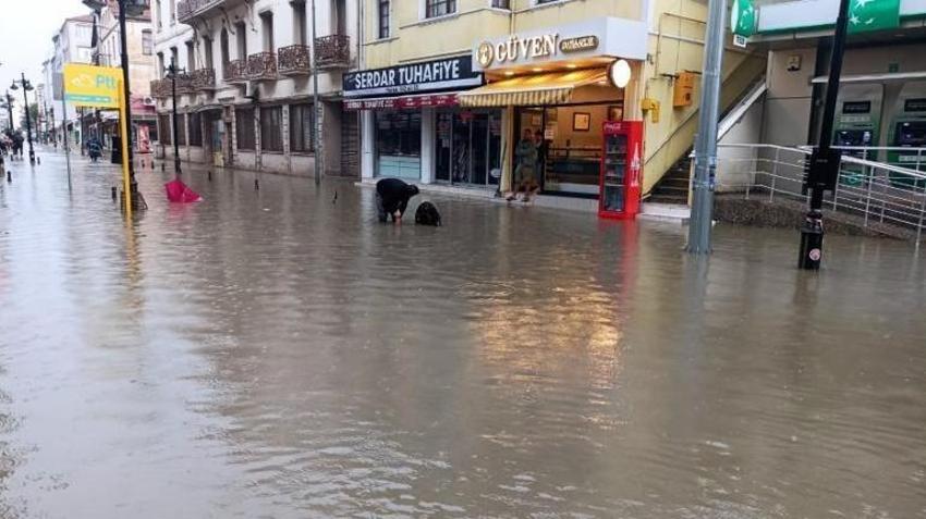Meteoroloji'den birçok il için alarm verildi! Yollar göle döndü, ev ve iş yerlerini su bastı