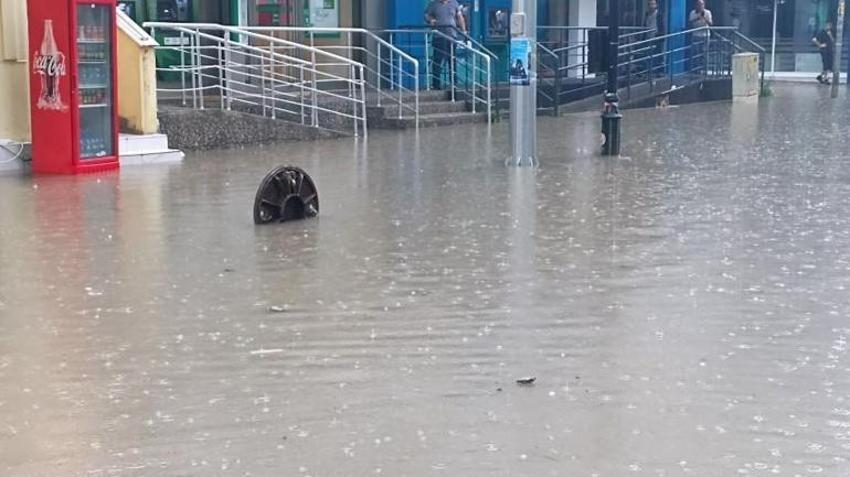 Meteoroloji'den birçok il için alarm verildi! Yollar göle döndü, ev ve iş yerlerini su bastı