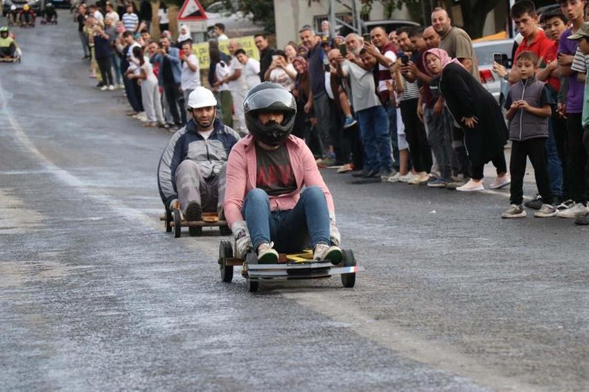 Birinciye horoz, ikinciye oğlak, üçüncüye keçi! Adana'da tahta arabalarla ralli heyecanı yaşadılar