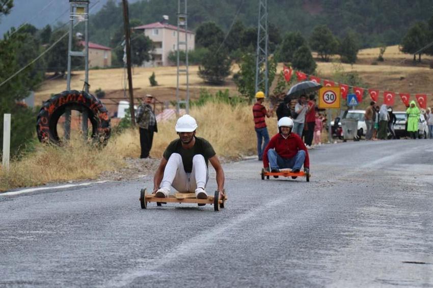 Birinciye horoz, ikinciye oğlak, üçüncüye keçi! Adana'da tahta arabalarla ralli heyecanı yaşadılar