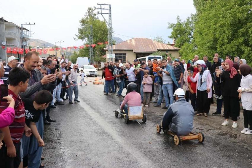 Birinciye horoz, ikinciye oğlak, üçüncüye keçi! Adana'da tahta arabalarla ralli heyecanı yaşadılar