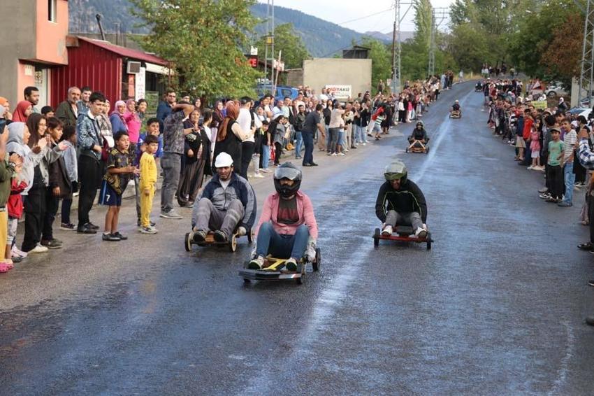 Birinciye horoz, ikinciye oğlak, üçüncüye keçi! Adana'da tahta arabalarla ralli heyecanı yaşadılar