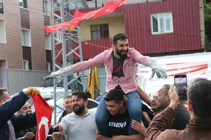 Birinciye horoz, ikinciye oğlak, üçüncüye keçi! Adana'da tahta arabalarla ralli heyecanı yaşadılar