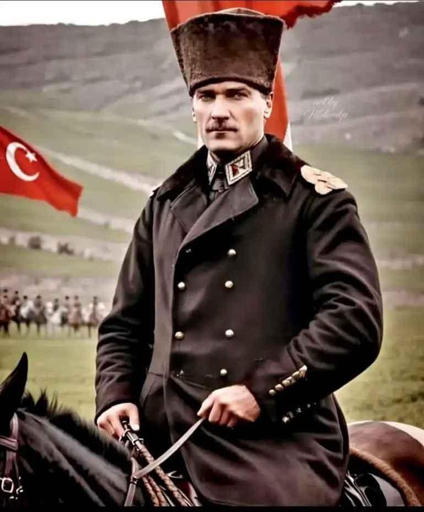 Sanat dünyasının ünlü isimlerinden 30 Ağustos Zafer Bayramı paylaşımları