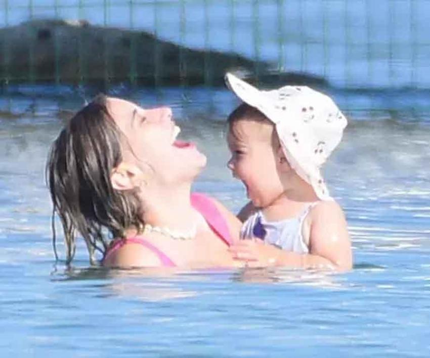 Hazal Kaya ile kızı Leyla Süreyya'nın deniz keyfi! Öpücüklere boğdu