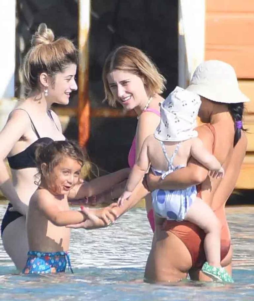 Hazal Kaya ile kızı Leyla Süreyya'nın deniz keyfi! Öpücüklere boğdu