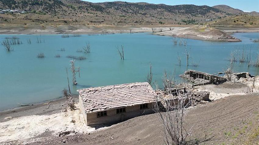 Kuraklık Sivas'ı vurdu! Sular çekildi, 16 yıl sonra gün yüzüne çıktı