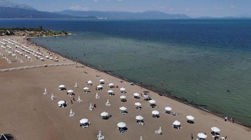 Konya'nın denizi Akdeniz ve Ege sahillerini aratmıyor! Griş ücretini duyan plaja akın etti