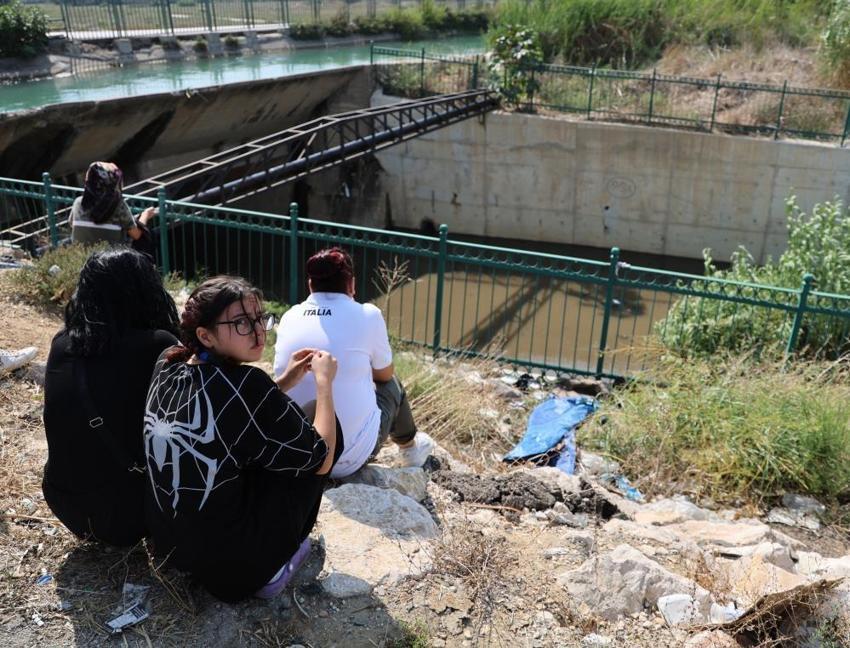 Başkalarının canı yanmasın diye nöbet tutuyor! Evlatlarının öldüğü yerden bir an olsun ayrılmıyorlar