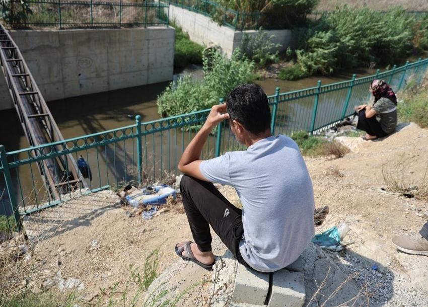 Başkalarının canı yanmasın diye nöbet tutuyor! Evlatlarının öldüğü yerden bir an olsun ayrılmıyorlar