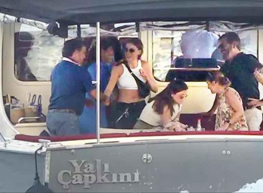 Serenay Sarıkaya ve Mert Demir'in boğaz turu keyfi! Kameraları görünce keyifler kaçtı