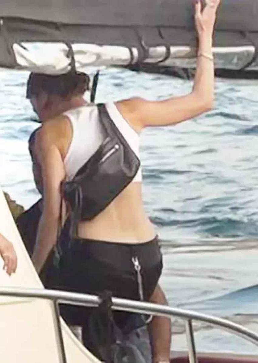 Serenay Sarıkaya ve Mert Demir'in boğaz turu keyfi! Kameraları görünce keyifler kaçtı