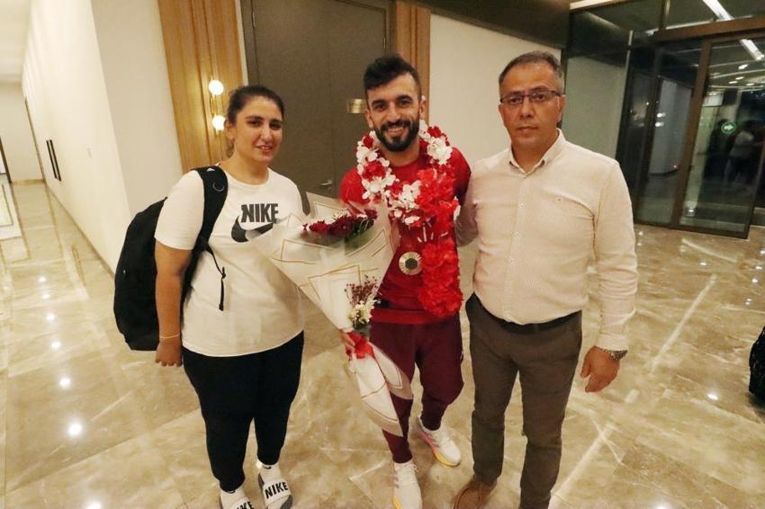 Paris 2024 Paralimpik Oyunları'nda gümüş madalya kazanan Fatih Çelik, Adana’da karşılandı