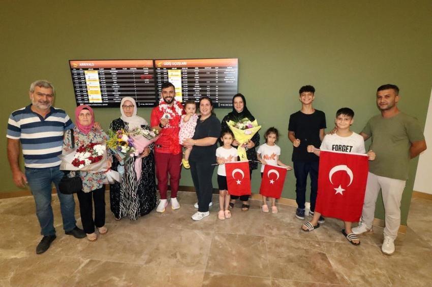 Paris 2024 Paralimpik Oyunları'nda gümüş madalya kazanan Fatih Çelik, Adana’da karşılandı