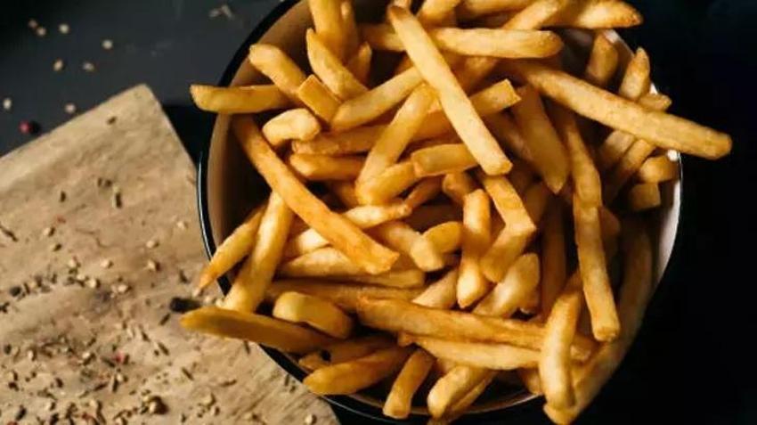 Çıtır patates kızartması için birkaç damla eklemek gerekiyor! Bu teknik çıtır çıtır patates için gerekli