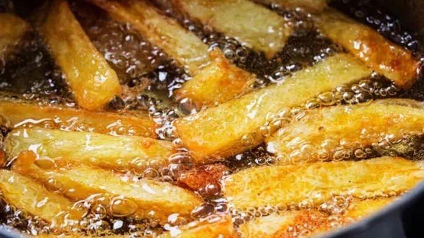 Çıtır patates kızartması için birkaç damla eklemek gerekiyor! Bu teknik çıtır çıtır patates için gerekli