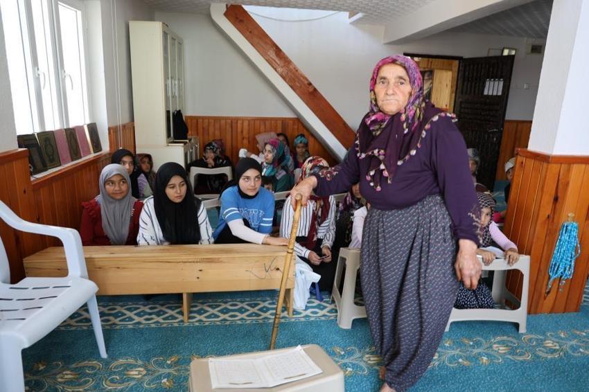 Adana'da yaşayan Menekşe Teyze 78 yaşında kuranı kerim öğrendi! Azmi herkese örnek oluyor